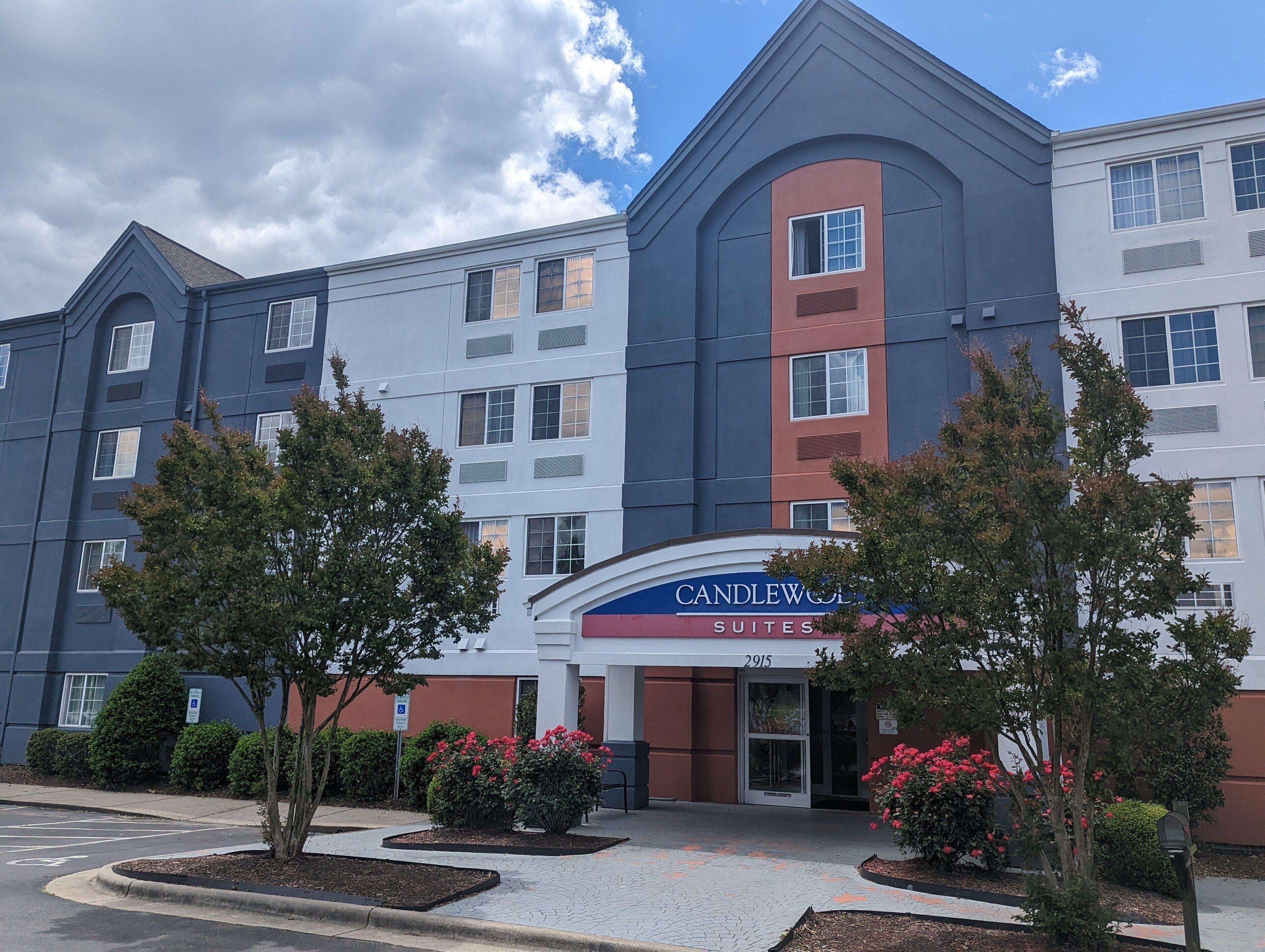 Staying Near Air Care of Wilson: 4 Couple Hotels Compared