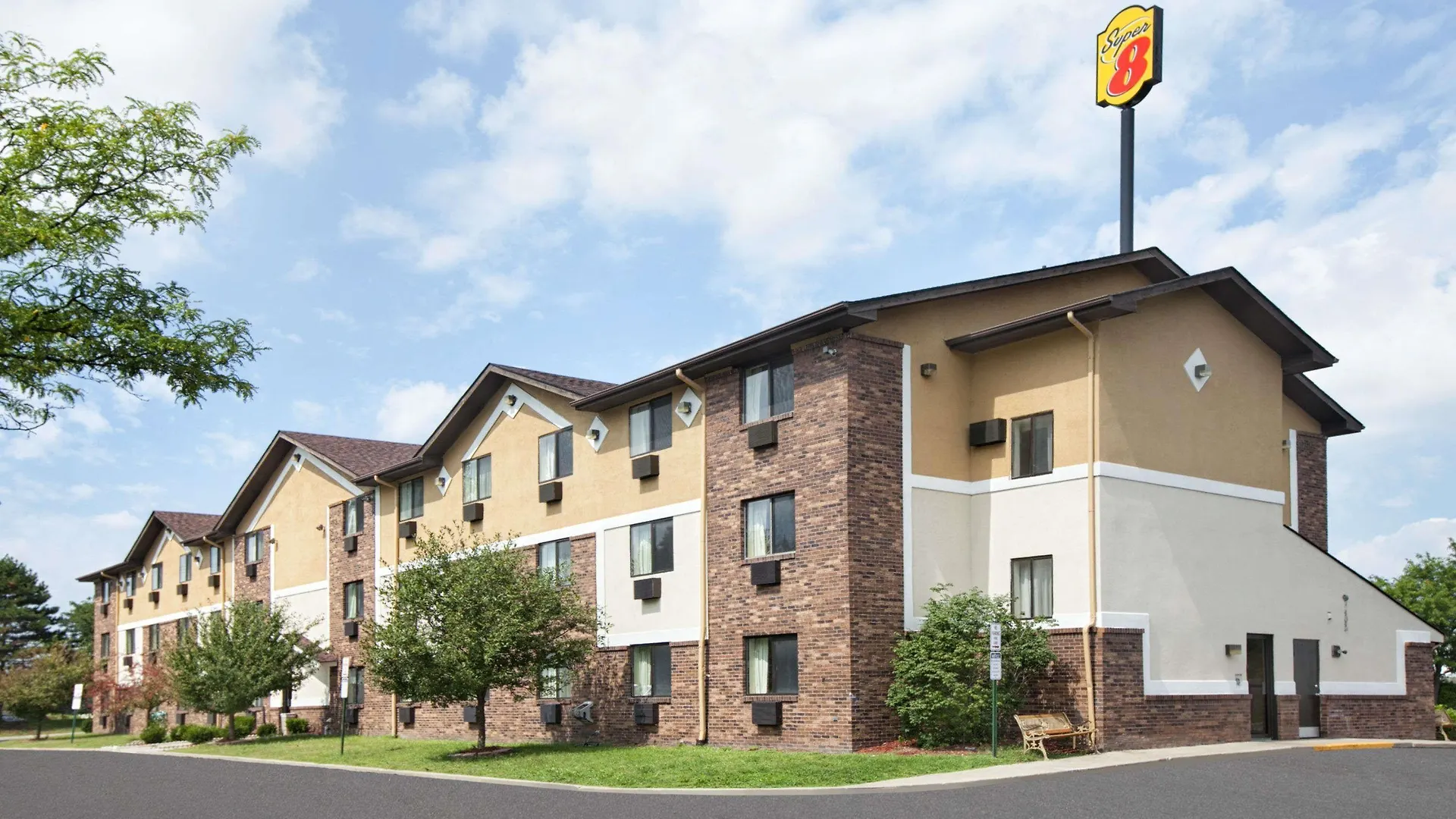 4 Golf Hotels Near Wayne Ford Civic League Rental That Deliver